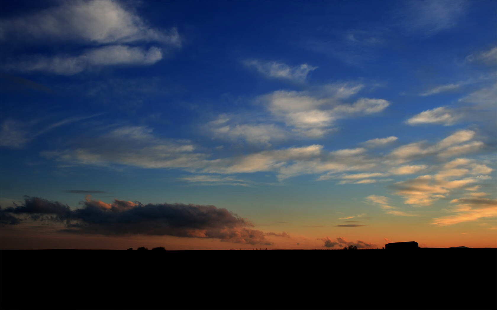 多特蒙德中场调度流畅形成压倒性控球，多特蒙德中场球员